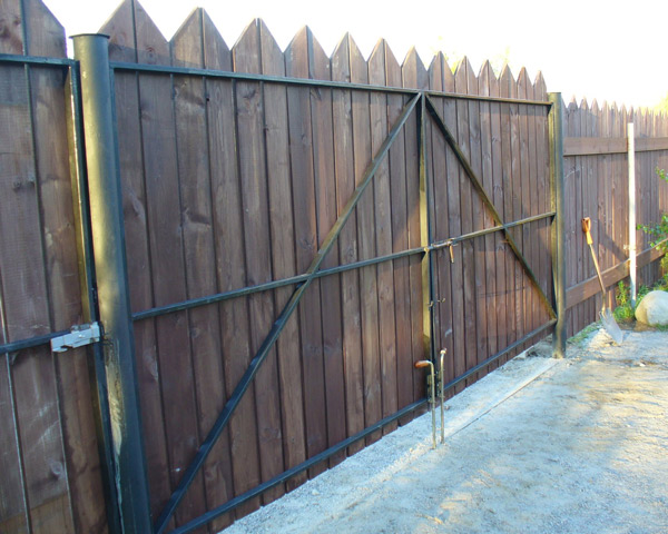 Ворота на винтовых сваях