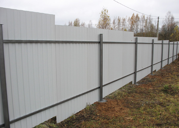 Забор на винтовых сваях