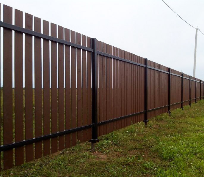 Забор на винтовых сваях