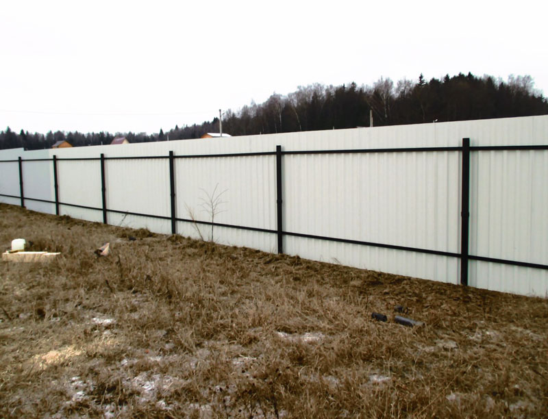 Забор на винтовых сваях